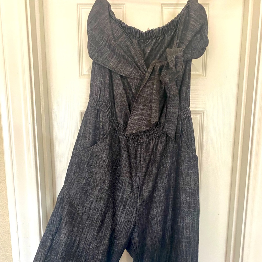 Black jumper with a bow you tie in the front. This is very cute on!